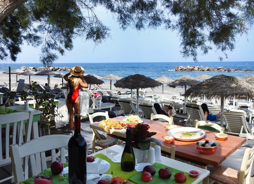 Best Place in Kamari with Sunbeds and Good Food